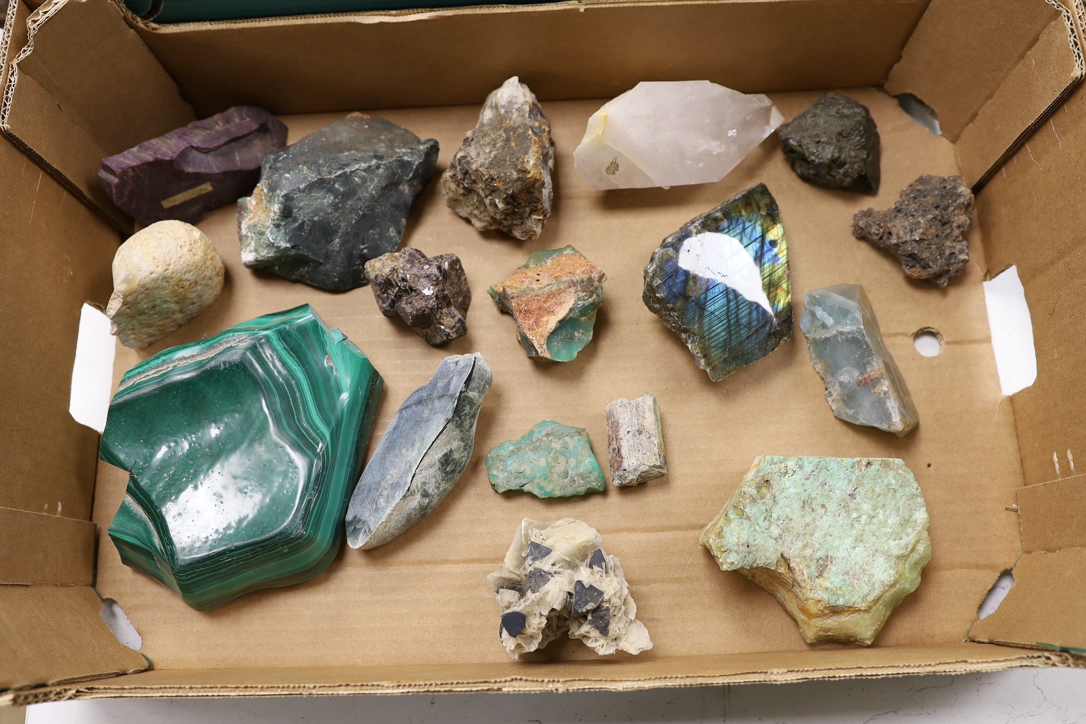 A quantity of assorted rocks and minerals including malachite, labradorite, bloodstone, agate etc.